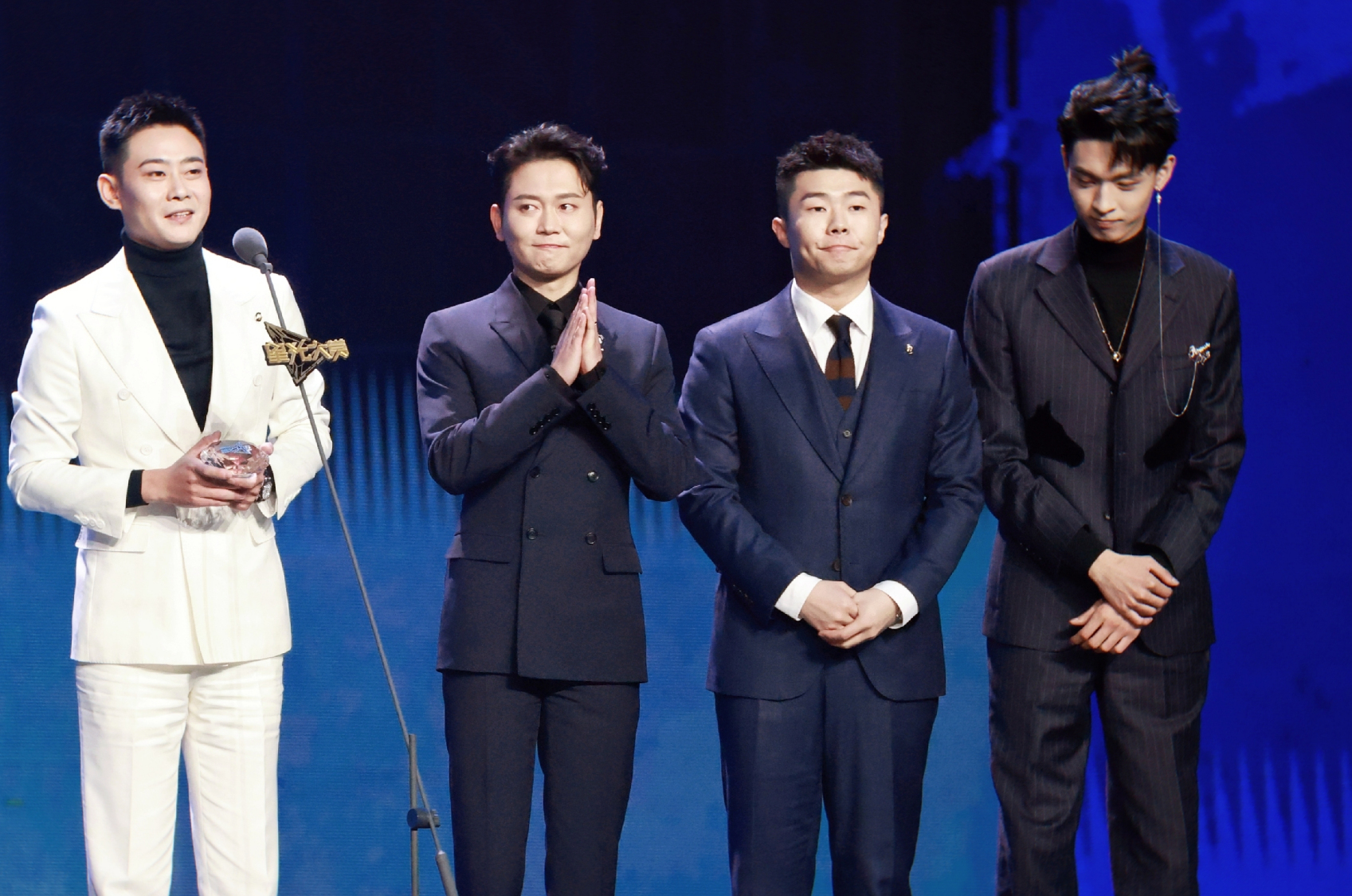 星光大赏德云社首秀,秦霄贤想出风头却翻了车,被提醒后及时改正